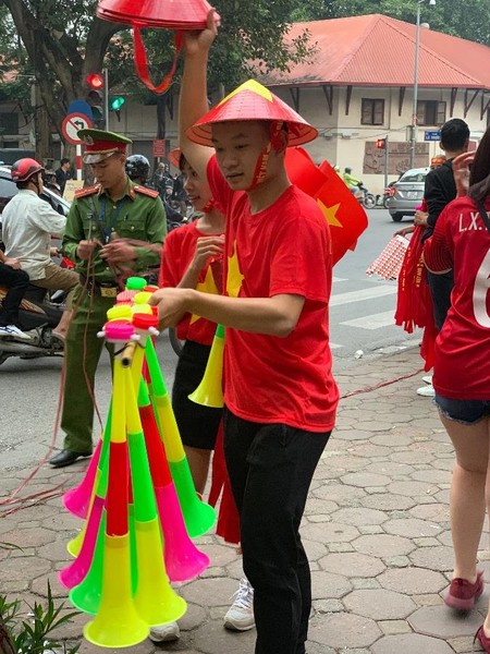 [ẢNH] Cuồng nhiệt cổ động viên Việt Nam trước giờ bóng lăn